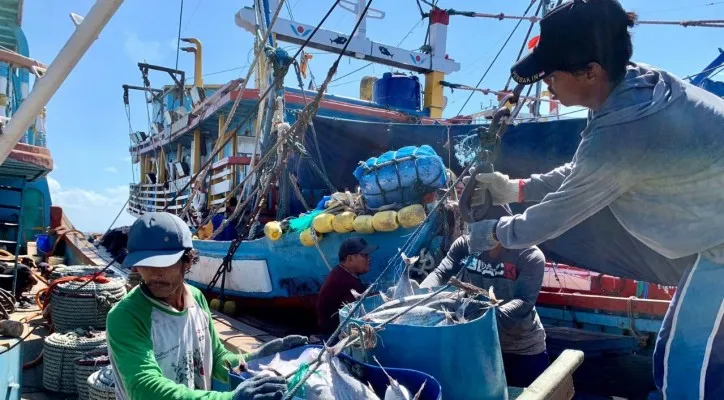 Nelayan usai menangkap ikan. (foto: ist)