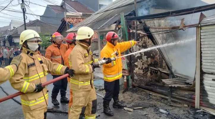 Kebakaran hebat hanguskan  bengkel beserta 5 rumah di sekitarnya, di Jalan Bangka 11, Mampang Prapatan, Jakarta Selatan, Minggu (2/1/2022). (Foto/Ist)