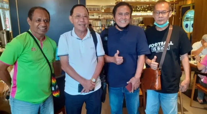 Ronny Tanuwijaya (kedua dari kiri) bersama mantan pemain nasional seperti Rully Nere, David Sulaksmono dan Marsely Tambayong. (ist)