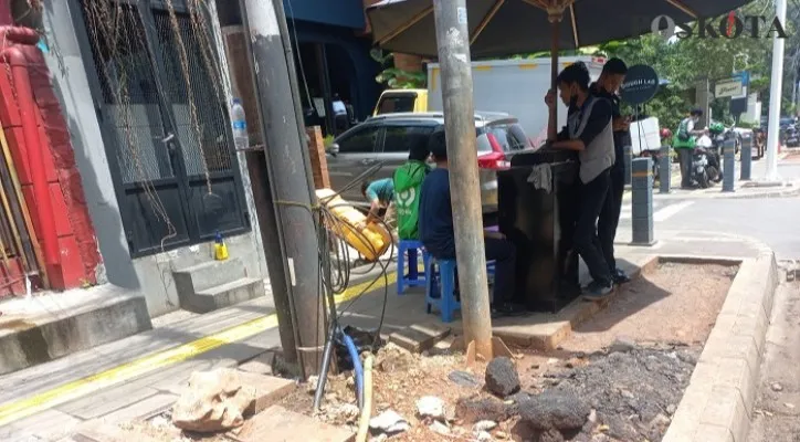 Suasana Trotoar yang belum tertata rapih di Jl. Senopati, Kebayoran Baru, Jakarta Selatan. (Foto/Adji)