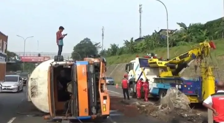 Kondisi truk tangki yang menubruk pembatas jalan di Tol JORR tepatnya di dekat exit tol Pasar Rebo, Jakarta Timur, Selasa (4/1/2022) pagi. (foto: ist)