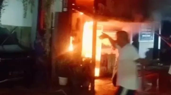 Warung ayam penyet di Pancoran, Jakarta Selatan terbakar. (Ist)