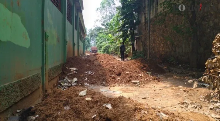 Kondisi jalan yang tertutup gundukan tanah di bilangan Komplek Pendidikan, Salemba, Jakarta Pusat, Selasa (4/1/2022). (Foto/Poskota.co.id/Cr10)