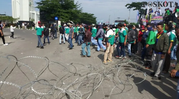 Lama tak ditemui pejabat Pemprov, ribuan buruh jebol kawat berduri. (foto: poskota/luthfillah)