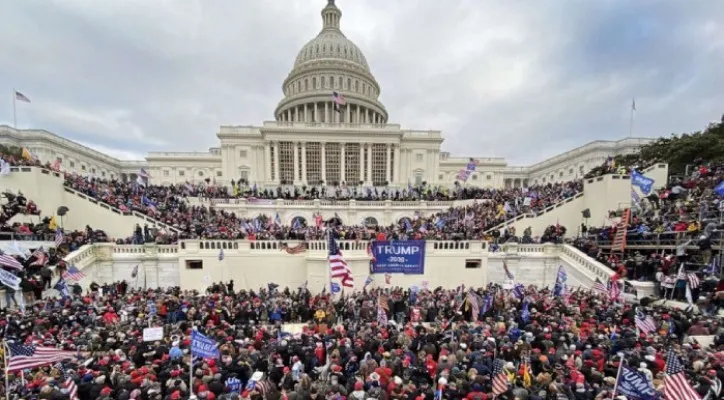 Pendukung Presiden Donald Trump berkumpul di luar Gedung Capitol di Washington DC pada 6 Januari 2021. (Sumber: ABC News)