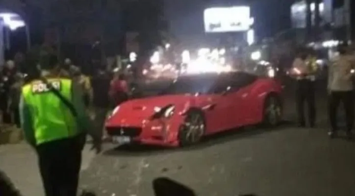 Mobil Ferrari ringsek ditabrak pengendara Honda Vario. (Foto/Ist)