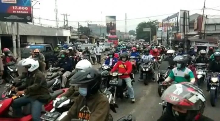 Ratusan buruh geruduk kantor pusat Pemprov Banten di Serang, Banten.