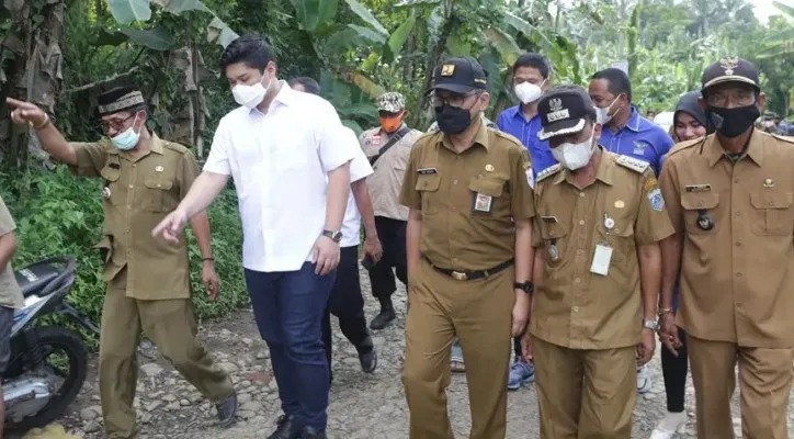 Rizki usai melakukan monitoring lokasi jalan Cicadas-Pasir Peteuy bersama Bupati Pandeglang Irna Narulita, Selasa (4/1/2022) kemarin. (ist)