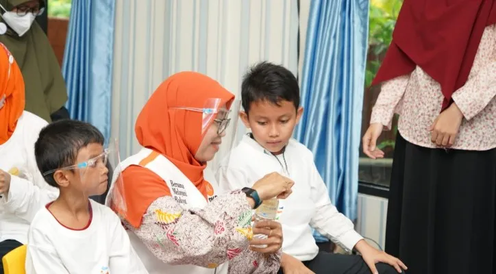 Netty Prasetiyani bersama anak-anak pelajar. (foto: ist)