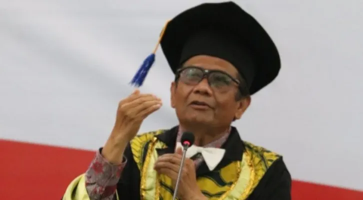 Mahfud MD saat jadi penguji promosi Doktor. (ist)