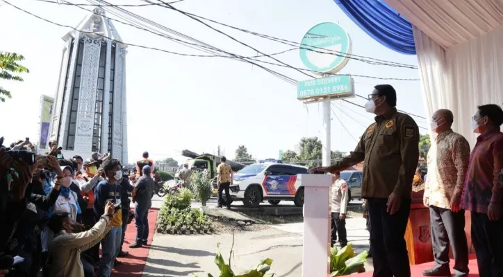 Gubernur Banten Wahidin Halim meresmikan Tugu Pamulang. (foto: ist)