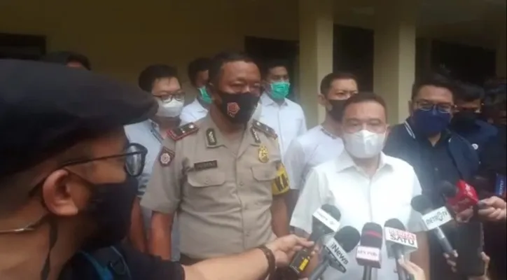 Wakil Ketua DPR RI, Sufmi Dasco Ahmad saat diwawancarai awak media di Polsek Setiabudi, Jakarta Selatan, Minggu (9/1/2022. (ist)