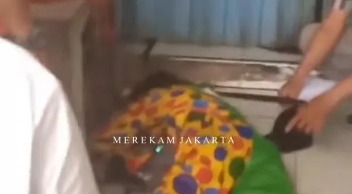 Jasad badut pengamen yang ditemukan meninggal dunia di Jalan Dr. KRT Radjiman Widyodiningrat, Jatinegara, Cakung, Jakarta Timur pada Minggu (9/1/2022) (instagram/@merekamjakarta)