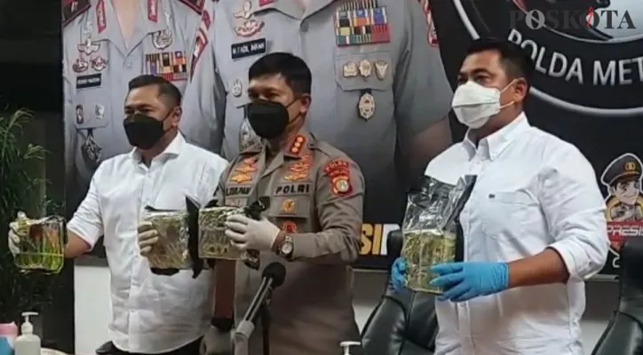 Polisi saat membeberlan barang bukti sabu sebanyak 4 kilogram. (Pandi)