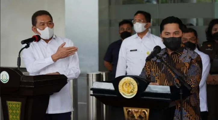 Menteri BUMN Erick Thohir dan Jaksa Agung ST Burhanuddin dalam jumpa persnya di Kejagung, Jakarta, Selasa (11/1/2022).