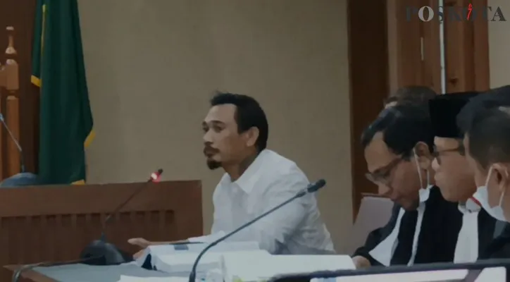 Jerinx SID tuding Adam Deni berbohong soal pertemuan di Hotel Raffles, di mana Adam Deni diduga meminta uang senilai Rp10-15 Miliar kepada pihak Jerinx. (Foto/Roma)