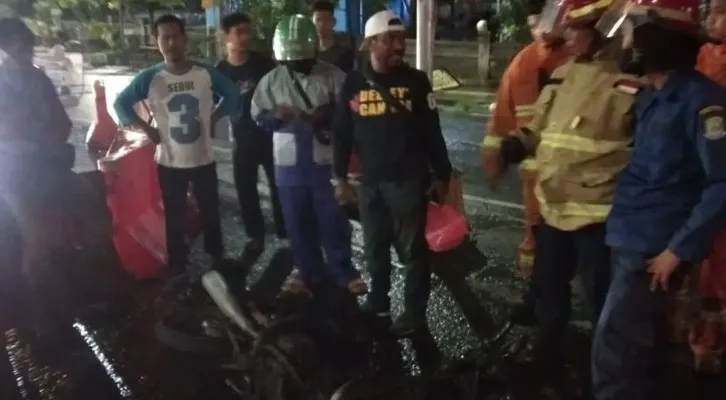 Motor terbakar di Bekasi, pada Rabu (12/1/2022) malam, jadi tontonan warga. (Ist)