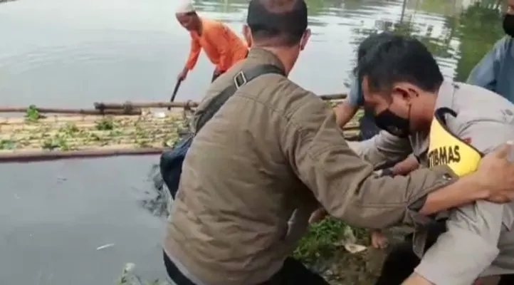 Seorang perempuan ditemukan tewas dalam kondisi mengambang di danau di perumahan Bugel Indah, Karawaci, Tangerang. (Ist)