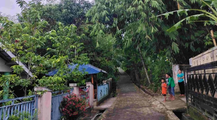 Warga Lebak keluar rumah melarikan diri dari gempa (foto: poskota/ yusuf)