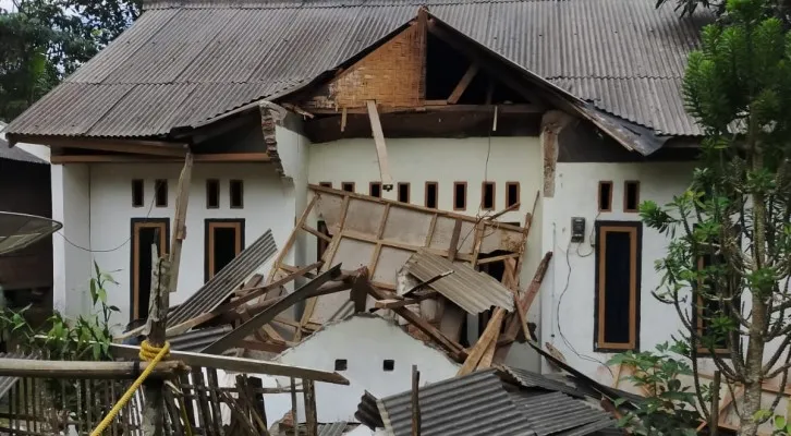 Sejumlah rumah rusak akibat gempa 6,7 SR di Sumur Banten. (Ist)