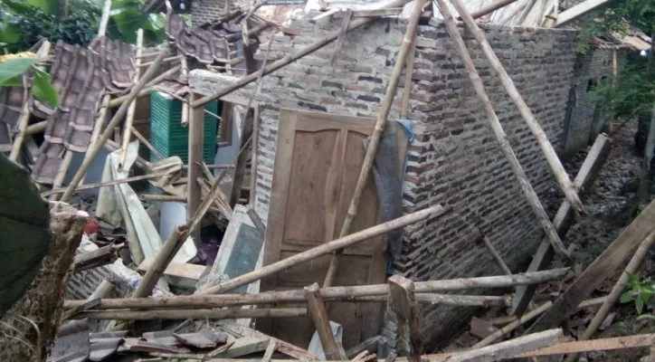 Di beberapa wilayah di Pandeglang, Banten, sejumlah rumah mengalami kerusakan cukup parah akibat gempa di Sumur Banten. (Foto/Ist)