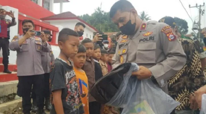 Wakapolda Banten Brigjen Pol Ery Nursatari membedikan bantuan perlengkapan sekolah untuk warga Lebak Gedong (ist)