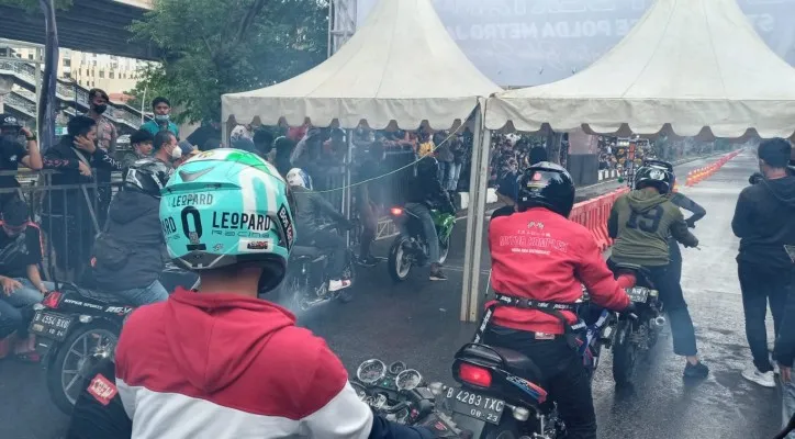 Para peserta street race di wilayah Ancol, Jakarta Utara, Minggu (16/01/2022). (foto: ist)