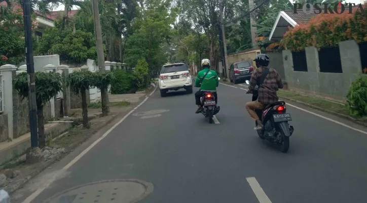 Proyek Sumur Resapan di Jl. Tunda Bara, Cilandak, Jakarta Selatan, mengakibatkan jalan tidak rata . (foto: poskota/ novriadji)