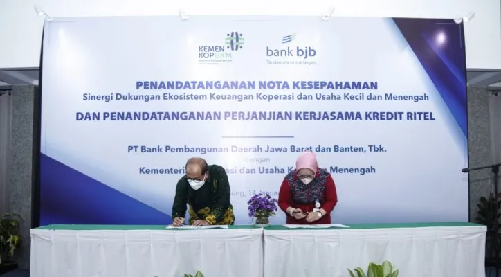 Direktur Konsumer dan Ritel bank bjb Suartini dan Sekretaris Kementerian Koperasi dan UKM Arif Rahman Hakim menandatangani Nota Kesepahaman dan Perjanjian Kerjasama Kredit Ritel. (ist)