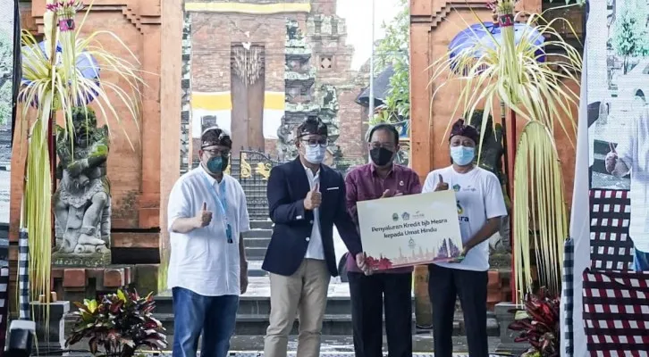 Gubernur Jawa Barat Ridwan Kamil dan Wakil Gubernur Bali Tjok Oka Artha Ardhana Sukawati, Komisaris Utama Independen bank bjb Farid Rahman serta Direktur Utama bank bjb Yuddy Renaldi. (ist)