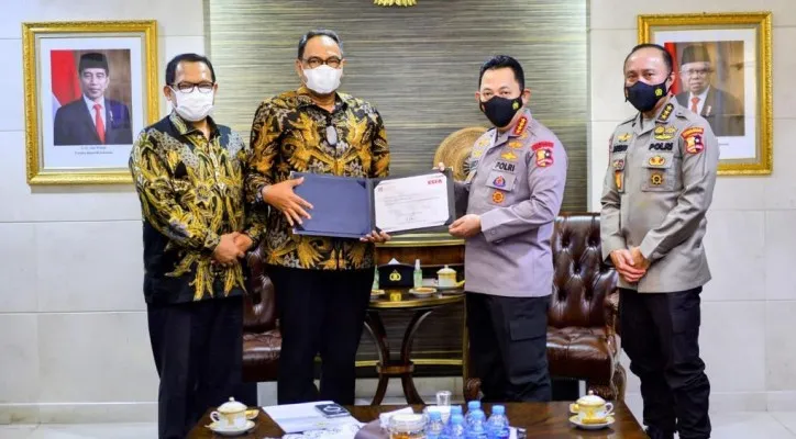 BPK menyerahkan Sertifikasi profesi Certified State Finance Auditor (CSFA) kepada Kapolri Jenderal Polisi Sigit Listyo Prabowo. (foto: ist)