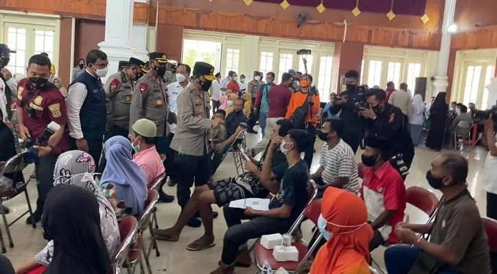 Kapolda Jawa Timur Irjen Nico Afinta bersama Asisten Teritorial Kodam V/Brawijaya Kol Inf Ahmad Basuki cek vaksinasi di Bakorwil Kabupaten Pamekasan. (ist)