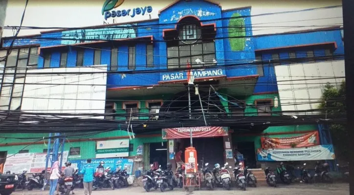 Kondisi Pasar mampang Prapatan dikeluhkan warga karena bangunan yang lapuk. (foto: poskota/ novriadji)