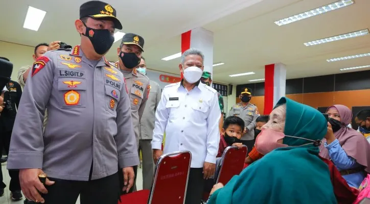 Kapolri Jenderal Listyo Sigit Prabowo bersama Menteri Kesehatan (Menkes) Budi Gunadi Sadikin saat meninjau vaksinasi di Kalbar. (foto: ist)