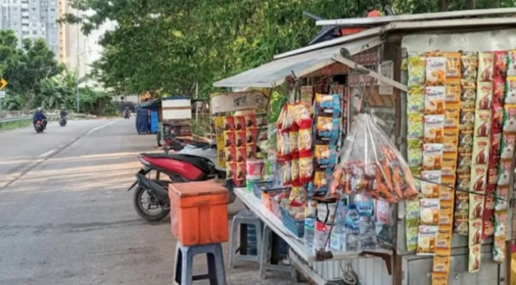 Salah satu warung yang berdampingan dengan lokasi pengeroyokan anggota TNI. (foto: cr10)