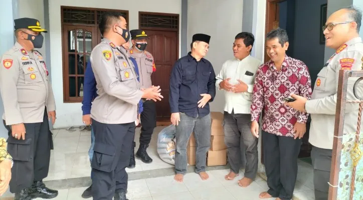 Kapolres Metro Bekasi, Kombes Gidion Arif Setyawan bersama jajaran mengunjungi kediaman pimpinan daerah Muhammadiyah Kabupaten Bekasi. (foto: ist)