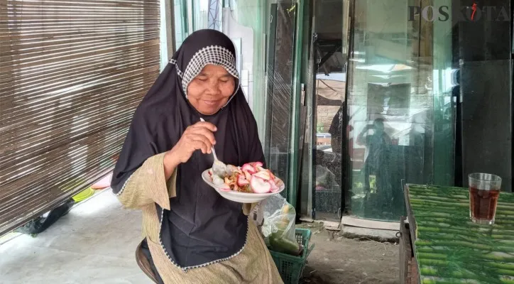 Ibu Mul dibantu keponakannya berdagang gado-gado. (Foto: Poskota/Agus Johara)