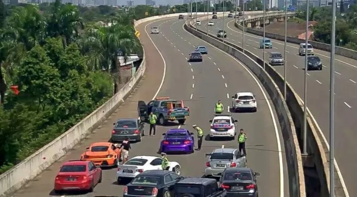 Puluhan mobil mewah yang melakukan swafoto ditengah jalan tol. (Ist)