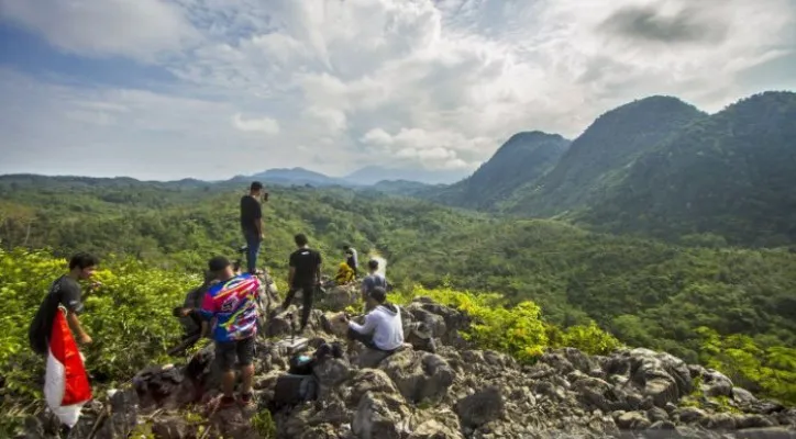 Pengunjung di puncak wisata Bukit Batu Langara, Kabupaten Hulu Sungai Selatan, Kalimantan Selatan. (Sumber: Antara)