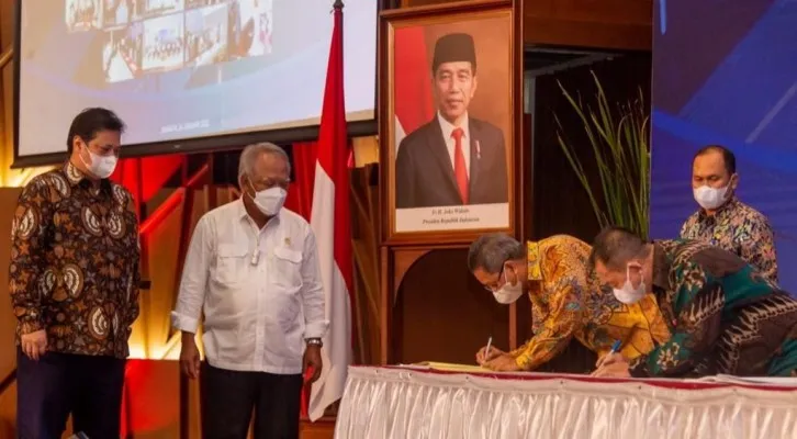 Menteri Koordinator Bidang Perekonomian Airlangga Hartarto bersama Menteri Pekerjaan Umum dan Perumahan Rakyat Basuki Hadimuljono pada acara Penandatangan Kontrak Paket Tender/Seleksi Dini Kementerian PUPR TA 2022, Senin (24/1/2022). (foto: ist)