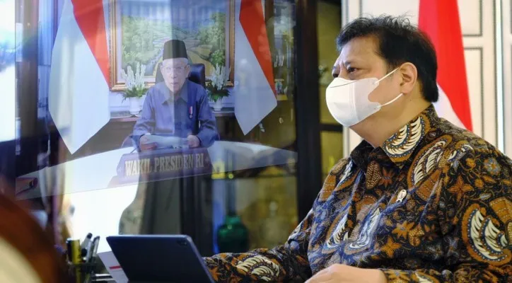 Menteri Koordinator Bidang Perekonomian Airlangga Hartarto bersama Wakil Presideen KH Ma'ruf Amin saat Rapat Terbatas secara virtual pada Senin (24/1/2022). (foto: ist)