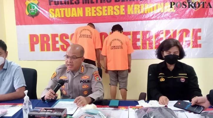 Jajaran Polres Metro Bekasi Kota, saat memperlihatkan Barang Bukti Korban berupa pakaian kepada awak media, Selasa (25/01/2022) siang. (Ihsan Fahmi)