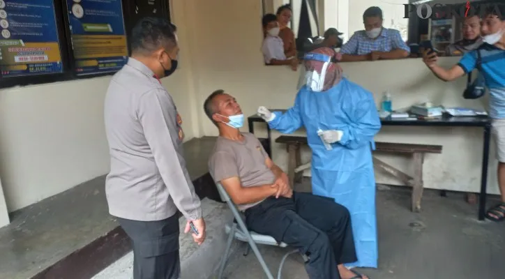 Petugas Nakes Melakukan Swab Antigen Covid-19 di Mapolsek Pesanggrahan. (adji)