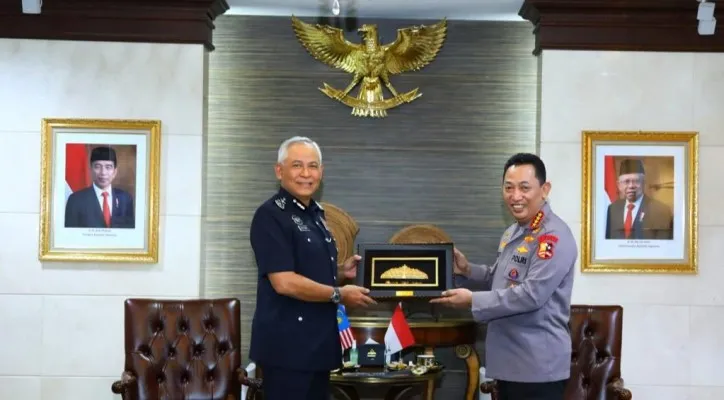 Kapolri Jenderal Listyo Sigit Prabowo menerima kunjungan Kepala Kepolisian Malaysia (Inspector General of Police) Tan Sri Acryl Sani bin Abdullah Sani di Mabes Polri, Jakarta Selatan. (foto: ist)