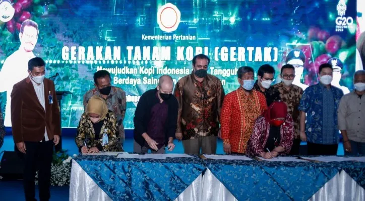 Asda 3 Jawa Barat mewakili Gubernur Jabar, Kepala KPw BI Jabar, Kepala OJK Jabar, Kabiro Ekonomi, Kadis Indag Jabar, Kabid Dinas KUK Jabar, Wakil Ketua SCAI, serta Pimpinan Bank wilayah Jabar. (foto: ist)