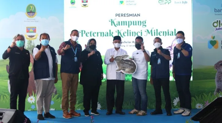 bank bjb berkolaborasi dengan Pemprov Jabar saat meresmikan Kampung Peternak Kelinci Milenial. (ist)