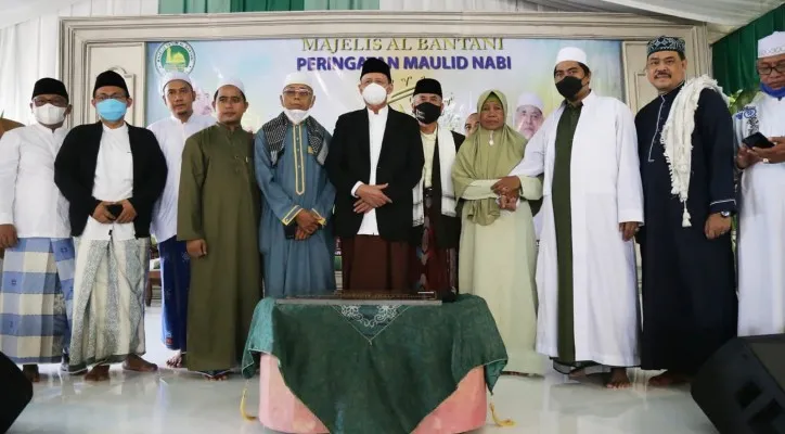 Gubernur Banten Wahidin Halim saat menghadiri Maulid Akbar Majelis Ta'lim Al-Bantani serta meresmikan Mushola Keramat Syeh Abdul Akhir di Kecamatan Tanara, Kabupaten Serang. (foto: ist)