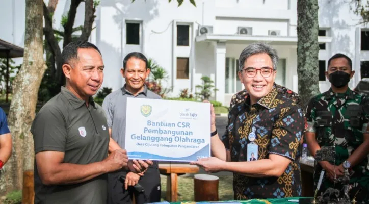 Panglima Kodam III/Siliwangi, Mayjen Agus Subiyanto dengan Direktur Utama bank bjb Yuddy Renaldi di saksikan Direktur Operasional bank bjb, Tedi Setiawan dan  Direktur Kepatuhan bank bjb, Cecep Trisna saat penandatanganan MoU pembangunan gelanggang olahraga. (ist)