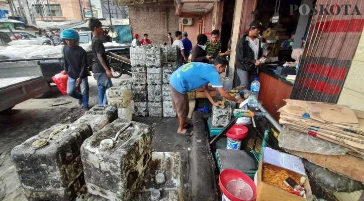 Para pembeli minyak goreng curah harus menunjuk KTP (foto luthfi)