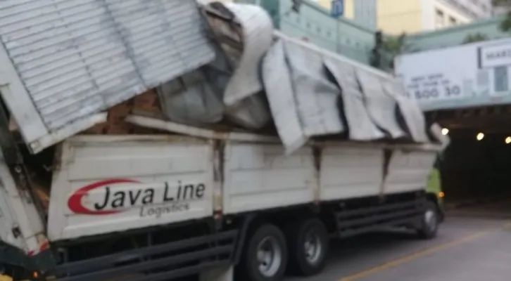 Truk wing box menabrak atap beton underpass Tanah Abang pada Selasa (1/2/2022). (Foto: Instagram/@tmcpoldametro)